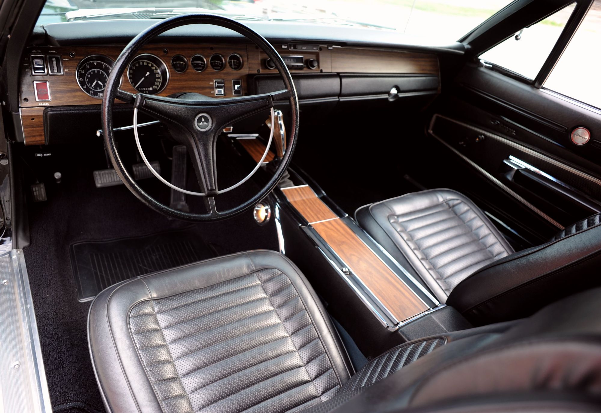 70-Hemi-Charger-interior-2