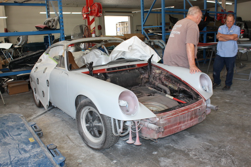 Jim støtter sig op af min Porsche, mens der skældes ud