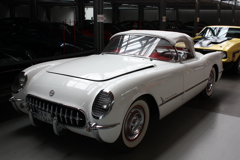 Første bil lige inden for døren- Så er standarden sat. 1954 Corvette...