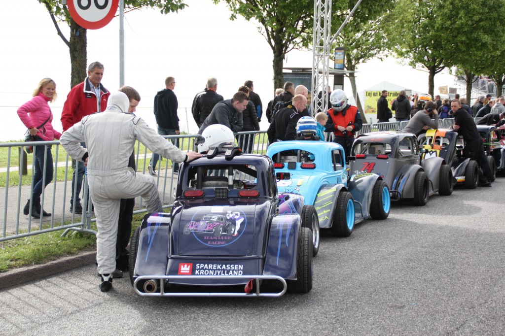 En stribe "Legend Cars" er klar til at blive sendt på banen