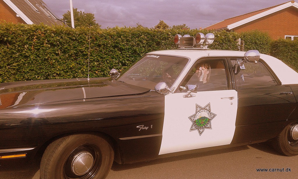 En veloverstået dag. Fruen kommer hjem med "hendes" copcar