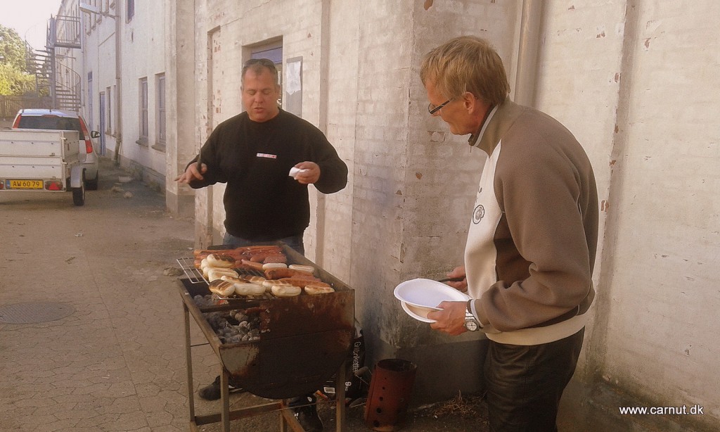 Efter en lang dag, er det godt at få gang i grillen og nogle kolde pils. God afslutning på en fantastisk dag