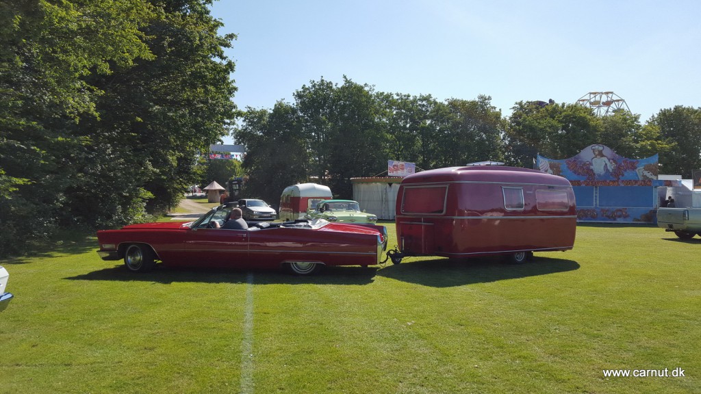 Kort efter kommer naboen, Michael, i sin 1967 Cadillac og husvogn