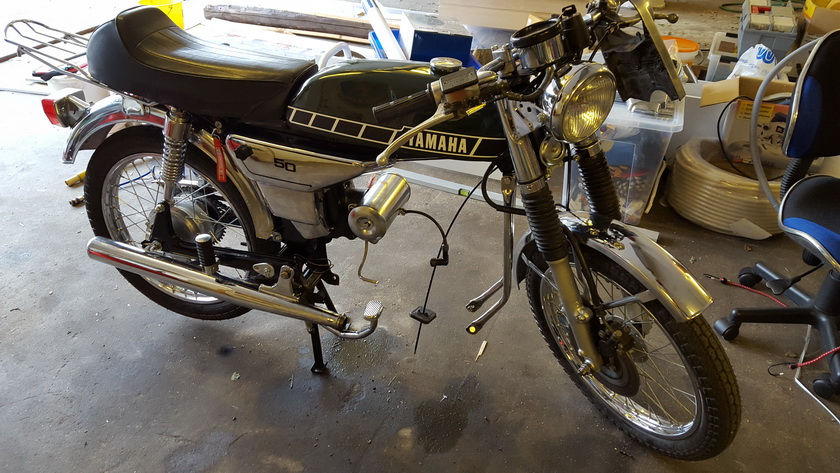 Knægtens Yamaha havde udviklet en bankelyd i motoren. Så den måtte af og inspiceres. Fejlen skulle findes !